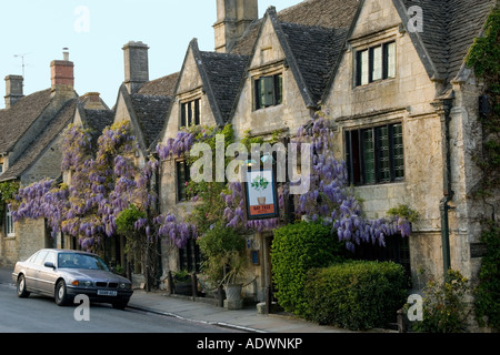 BMW Auto geparkt vor dem Bay Tree Hotel in Burford The Cotswolds Vereinigtes Königreich Stockfoto