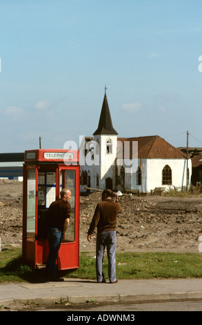 Wales Cardiff Docks in 1970er Jahren K8-Telefonzelle in der Nähe von verfallene historische norwegische Kirche vor regeneration Stockfoto