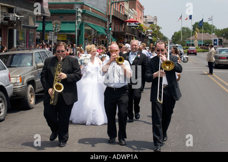 Musiker führen eine Hochzeit Parade auf einer großen Straße in New Orleans Stockfoto