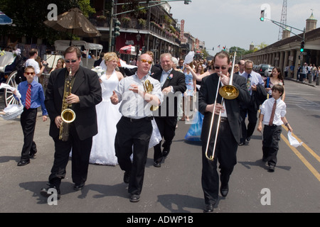 Musiker führen eine Hochzeit Parade auf einer Straße in New Orleans Stockfoto