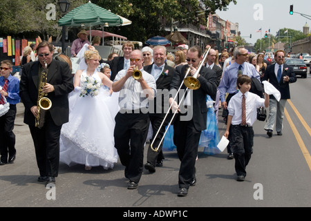 Musiker führen eine Hochzeit Parade auf einer Straße in New Orleans Stockfoto