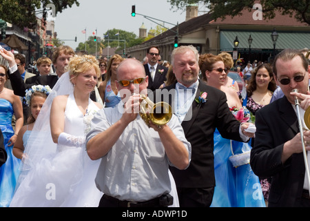 Musiker führen eine Hochzeit Parade auf einer Straße in New Orleans Stockfoto