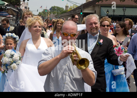 Musiker führen eine Hochzeit Parade auf einer Straße in New Orleans Stockfoto