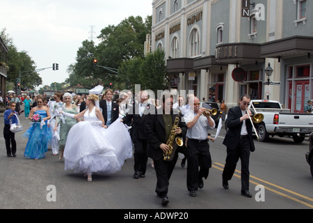 Musiker führen eine Hochzeit Parade auf einer Straße in New Orleans Stockfoto