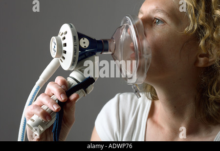 junge Frau mit Gas und Luft zur Schmerzlinderung Stockfoto