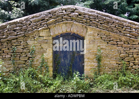 Tür in Steinwand Sandford St Martin England United Kingdom Stockfoto