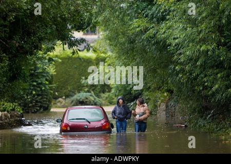 Auto verlassen in Flut im Ascott unter Wychwood The Cotswolds Oxfordshire England UK Stockfoto