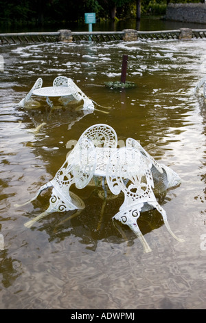 Tische und Stühle im Hochwasser in Oxfordshire Vereinigtes Königreich unter Wasser Stockfoto