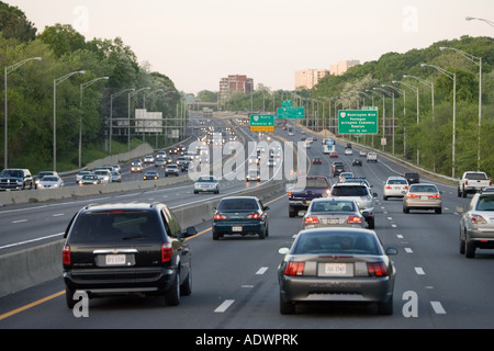 Verkehrsaufkommen auf Autobahn Gassen Stadtrand von Washington DC USA reisen Stockfoto