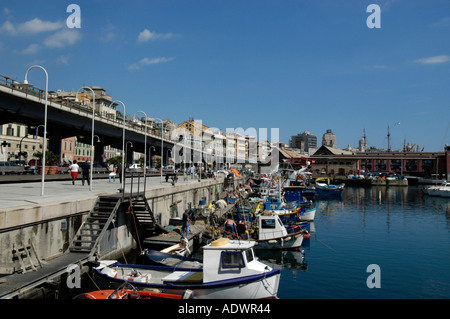 Angelboote/Fischerboote vertäut im Hafen Genua Italien Stockfoto