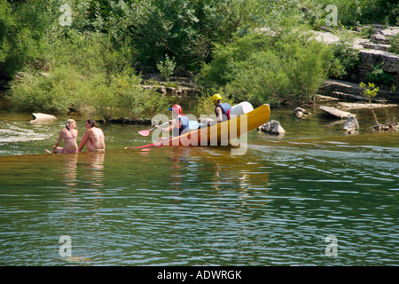 Touristen am Fluss l Kanu Languedoc Roussillon. Im Süden von Frankreich. Stockfoto