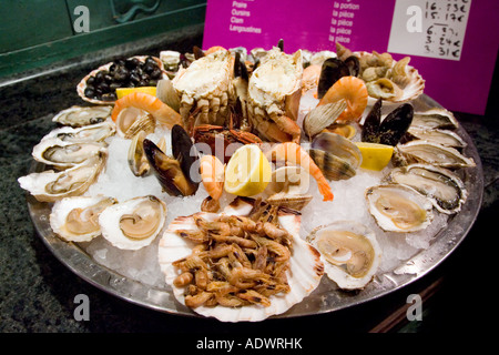 Verzehrfertige Fischplatte im Restaurant Le Petit Zinc in der Nähe von Boulevard Saint Germain Rive Gauche Paris Frankreich Stockfoto