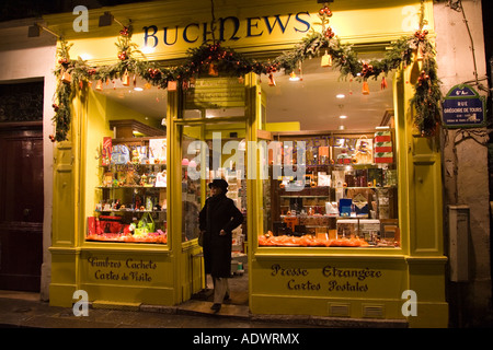 Frau verlässt eine Pariserin Zeitschriftenläden Shop in Rue Gregoire de Tours Paris Frankreich Stockfoto