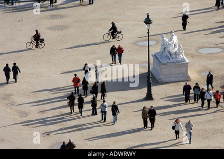 Besucher schlendern Sie durch den Jardin des Tuileries Central Paris Frankreich Stockfoto