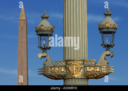 Straßenlaterne und Obelisk von Luxor in Place De La Concorde Paris Frankreich Stockfoto