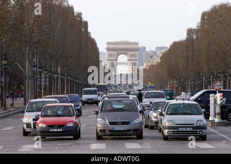 Verkehr hält am Fußgängerüberweg auf Champs Elysees Central Paris Frankreich Stockfoto