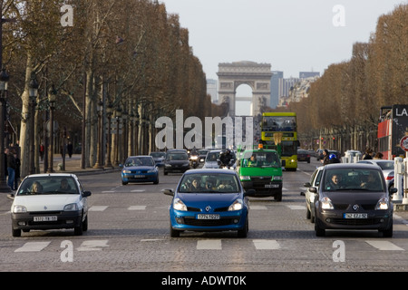 Drei Renault französische Autos am Fußgängerüberweg auf Champs Lys es Paris halten Frankreich Stockfoto