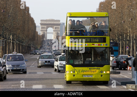 Sightseeing-Bus unter Verkehr auf Champs Elysees vor dem Arc de Triomphe Central Paris Frankreich Stockfoto