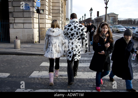 Fußgänger im Wintermäntel zu Fuß über gepflasterte Straße am Zebrastreifen in Place De La Concorde Central Paris Frankreich Stockfoto