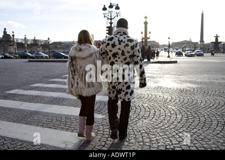 Fußgänger zu Fuß über gepflasterte Straße am Zebrastreifen in Place De La Concorde Central Paris Frankreich Stockfoto