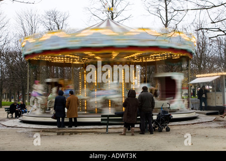 Eltern sehen ihre Kinder auf dem Karussell im Jardin des Tuileries Central Paris Frankreich Stockfoto