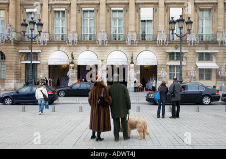 Paar mit Hund bestaunen Ritz Hotel in Place Vendome Central Paris France Stockfoto