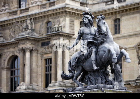 Statue von Louis XIV außerhalb von Louvre Museum Paris Frankreich Stockfoto