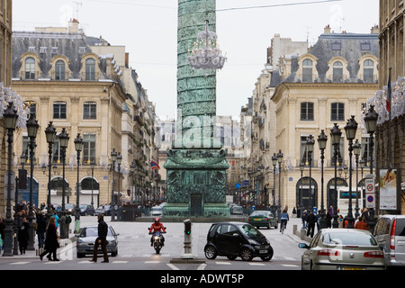 Verkehr um Place Vendome und La Colonne Vendôme Paris Frankreich Stockfoto