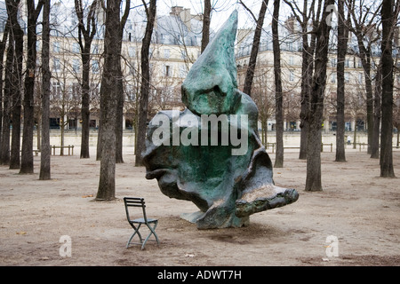 Skulptur und Stuhl aus, um es zu beobachten, im Jardin des Tuileries Paris Frankreich Stockfoto