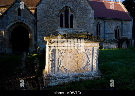 Altes Grab in St. Peter und St.Paul Kirchhof Broadwell The Cotswolds Oxfordshire UK Stockfoto