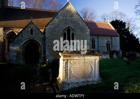 Altes Grab in St. Peter und St.Paul Kirchhof Broadwell The Cotswolds Oxfordshire UK Stockfoto