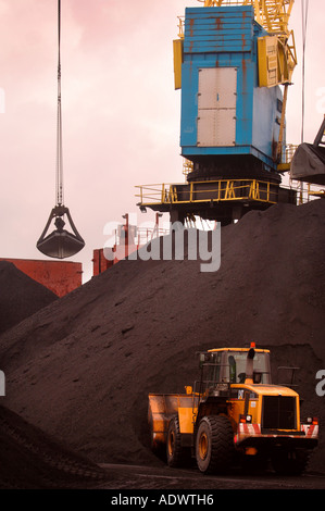 EINE MECHANISCHE DIGGER RADLADER CATERPILLAR CAT 972G IN EINEM KOHLE-KAI AUF DAS DOCKSIDE EINEN HAFEN IN NEWPORT SOUTH WALES UK Stockfoto