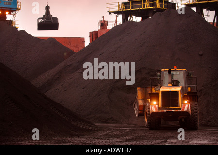 EINE MECHANISCHE DIGGER RADLADER CATERPILLAR CAT 972G IN EINEM KOHLE-KAI AUF DAS DOCKSIDE EINEN HAFEN IN NEWPORT SOUTH WALES UK Stockfoto