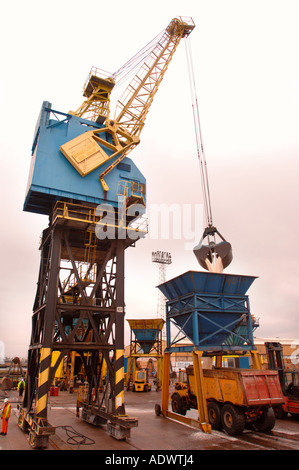 ENTLADUNG DÜNGER PER KRAN AUF DAS DOCKSIDE EINEN HAFEN IN NEWPORT SOUTH WALES UK Stockfoto