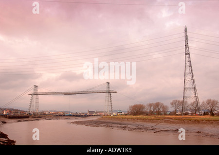 DIE SCHWEBEFÄHRE NAHE DEM HAFEN IN NEWPORT SOUTH WALES UK Stockfoto