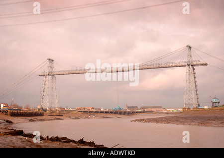 DIE SCHWEBEFÄHRE NAHE DEM HAFEN IN NEWPORT SOUTH WALES UK Stockfoto