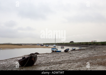 Kleine Boote bei Ebbe in Overy Staithe Norfolk East Anglia östlichen England Großbritannien im Schlamm stecken. Stockfoto