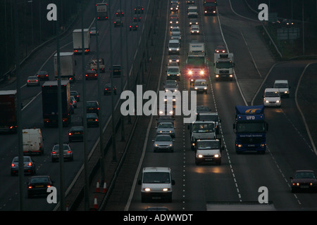 Verkehr auf der Autobahn M1 in der Nähe von Hertfordshire, Vereinigtes Königreich Stockfoto