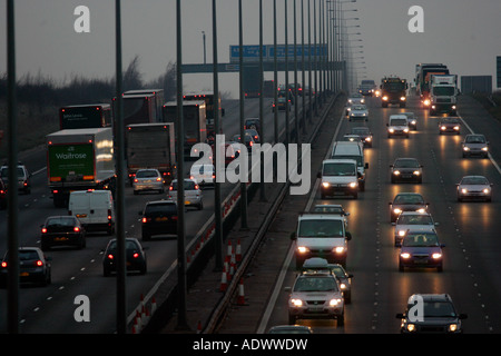 Verkehr auf der Autobahn M1 in der Nähe von Hertfordshire, Vereinigtes Königreich Stockfoto