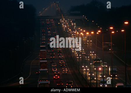 Verkehr auf der Autobahn M1 in der Nähe von Hertfordshire, Vereinigtes Königreich Stockfoto