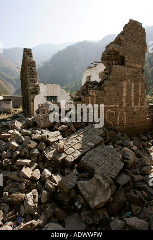 Gebäude abgerissen im Erdbebengebiet von Azad Jammu Kashmir Dorf Pattika Pakistan Stockfoto