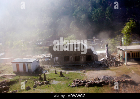 Gebäude abgerissen im Erdbebengebiet von Azad Jammu Kaschmir im Dorf von Pattika Pakistan Stockfoto