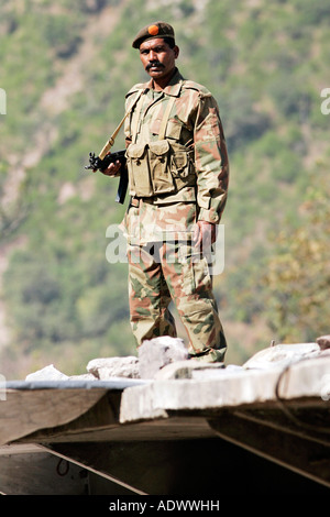 Pakistanische Soldaten im Dienst im Dorf von Pattika Pakistan bewaffnet Stockfoto