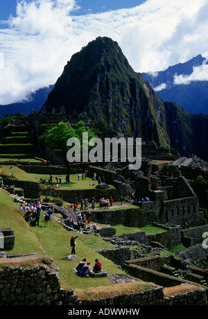 Touristen besuchen Sie Machu Picchu Ruinen der Inka-Zitadelle-alte Stadt in Peru Südamerika Stockfoto