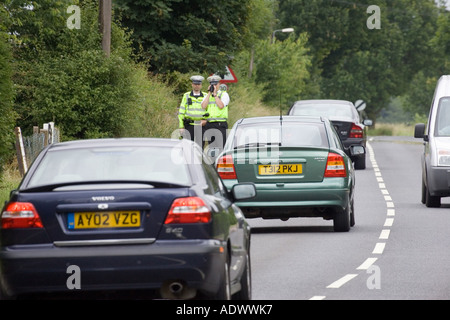 Polizeibeamte mit einem handlichen Laser-Blitzerkameras-Detektor in Großbritannien Stockfoto