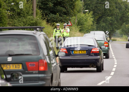 Polizeibeamte mit einem handlichen Laser-Blitzerkameras-Detektor in Großbritannien Stockfoto