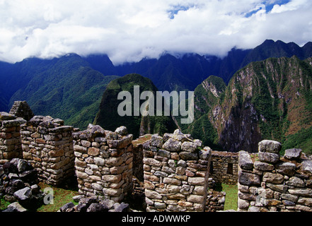 Blick auf das Urubamba-Tal von Machu Picchu Ruinen der Inka-Zitadelle in Peru Südamerika Stockfoto