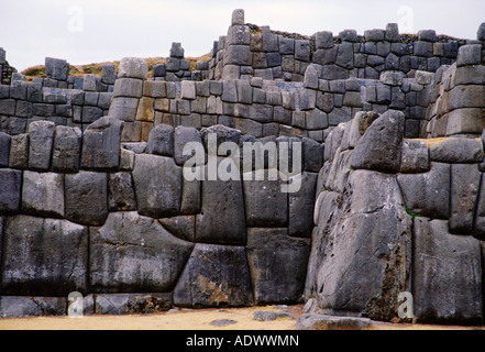 Stein-Mauern von Sacsayhuaman über Cusco in Peru Südamerika Stockfoto