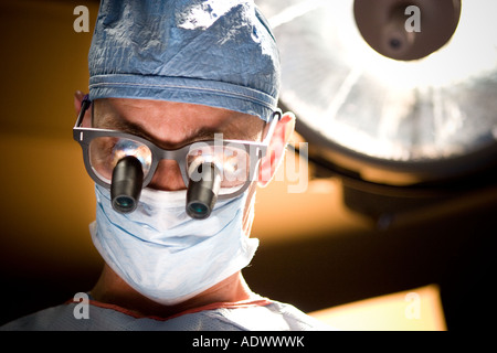Nahaufnahme oder engen Porträt ein Gefäßchirurg Durchführung einer medizinischen Maßnahme in einem Betrieb in einem Krankenhaus Stockfoto