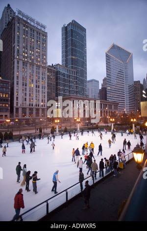 Skater in Eisbahn im Millennium Park Chicago (Illinois) Stockfoto